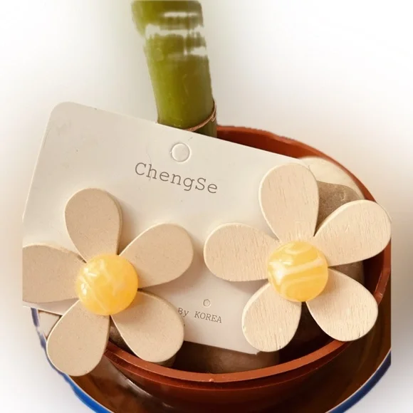 ChengSe Korean Fashion Chic Daisy stud Yellow & Cream Fashion Earrings - Picture 3 of 6